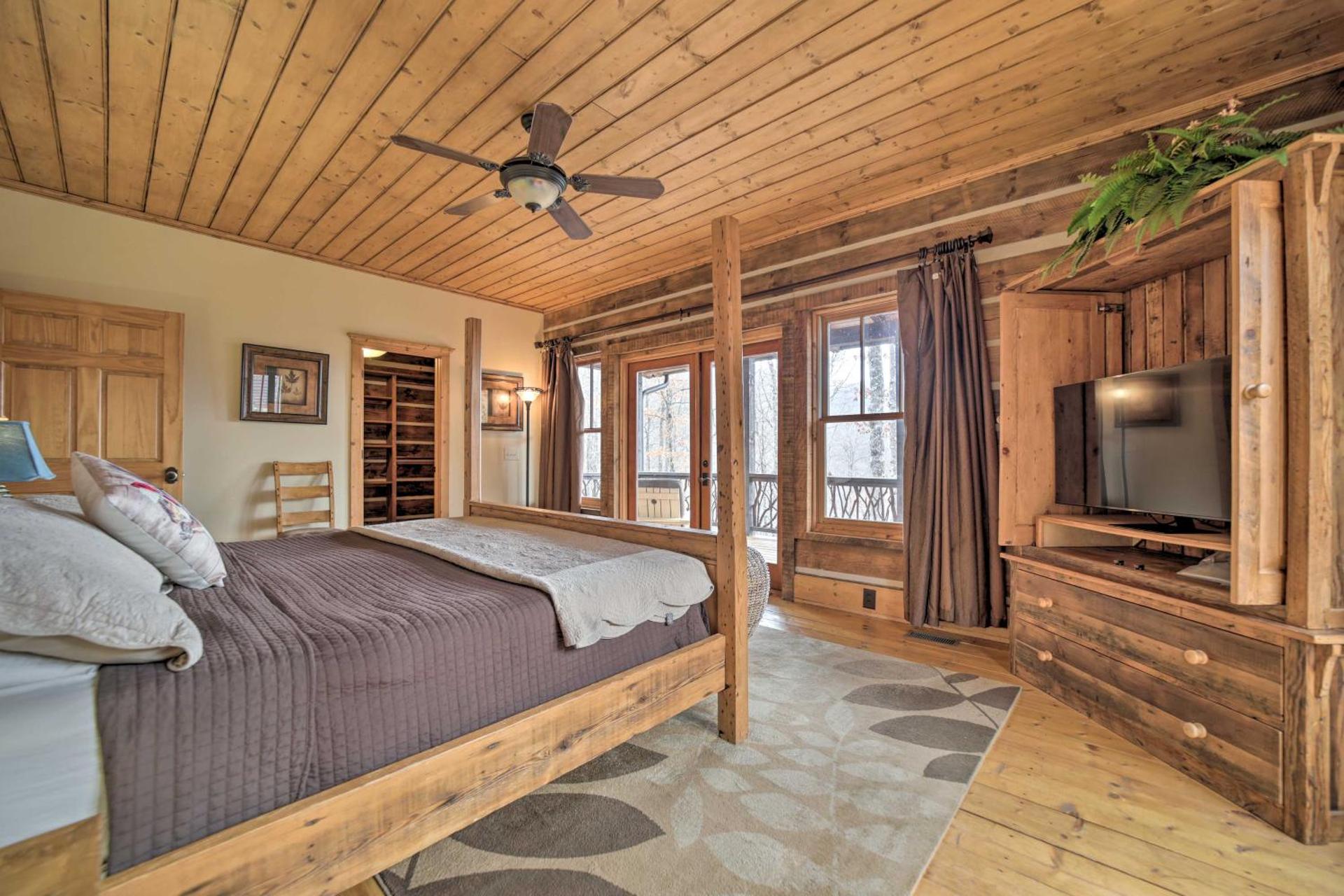 Hot Tub and Mtn Views! All-Season Escape in Franklin