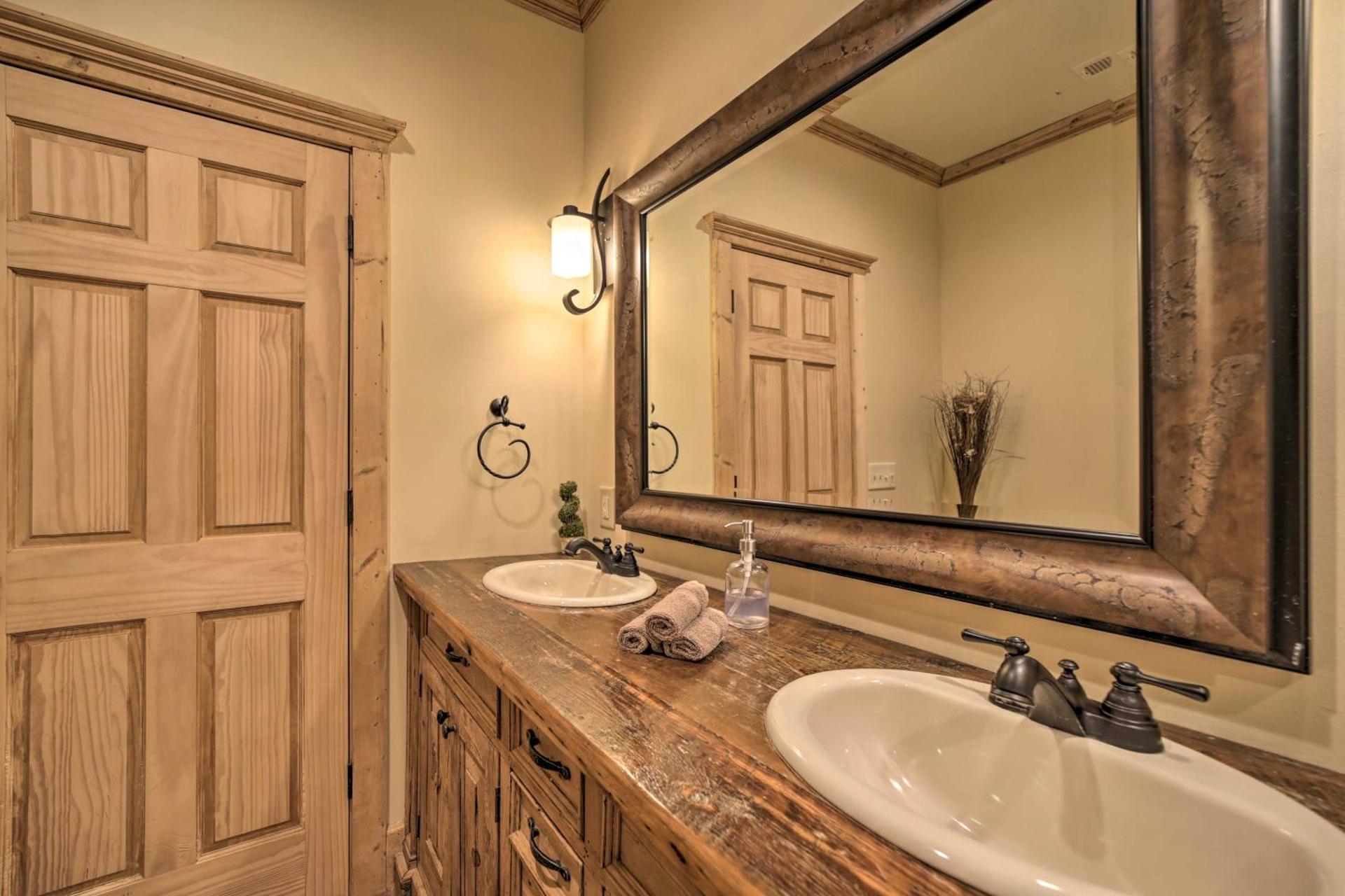 Hot Tub and Mtn Views! All-Season Escape in Franklin