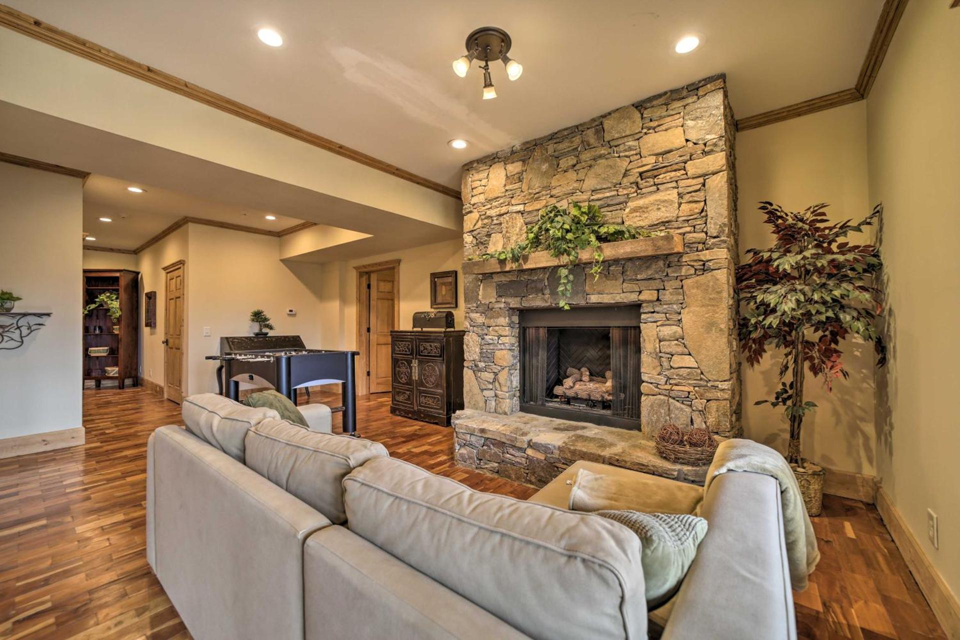 Hot Tub and Mtn Views! All-Season Escape in Franklin