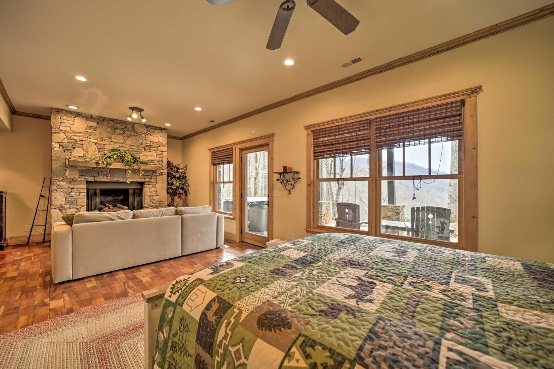 Hot Tub and Mtn Views! All-Season Escape in Franklin