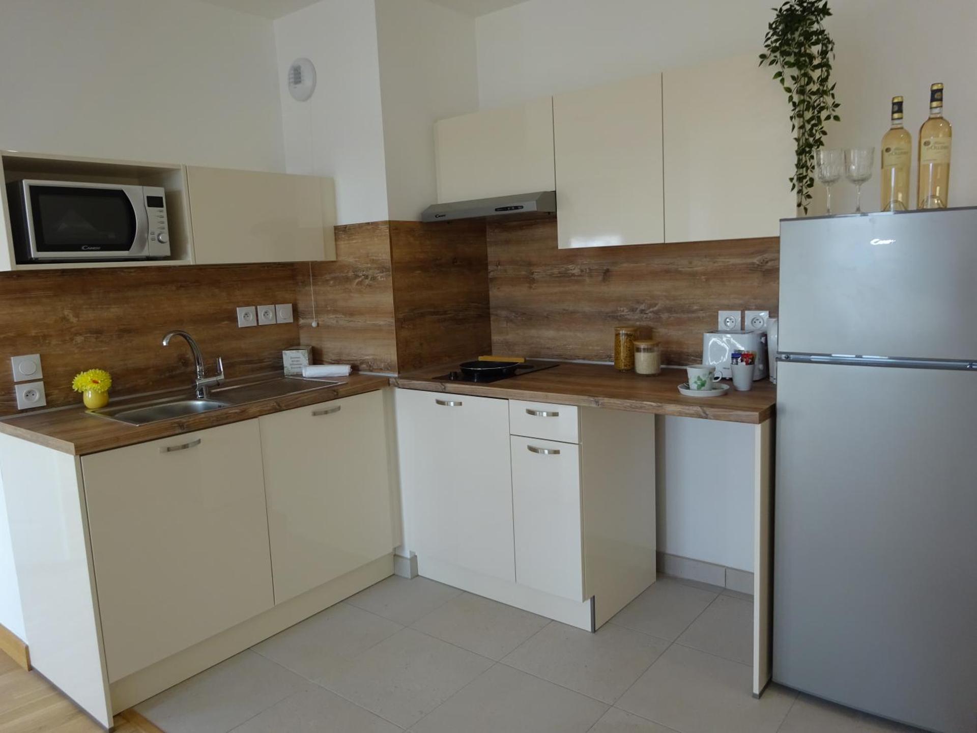 Kitchen or kitchenette