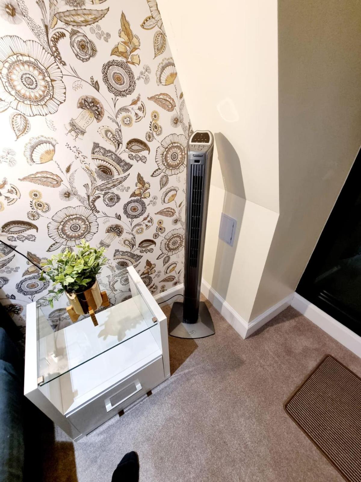 Stylish London Apartment with Terrace & Parking