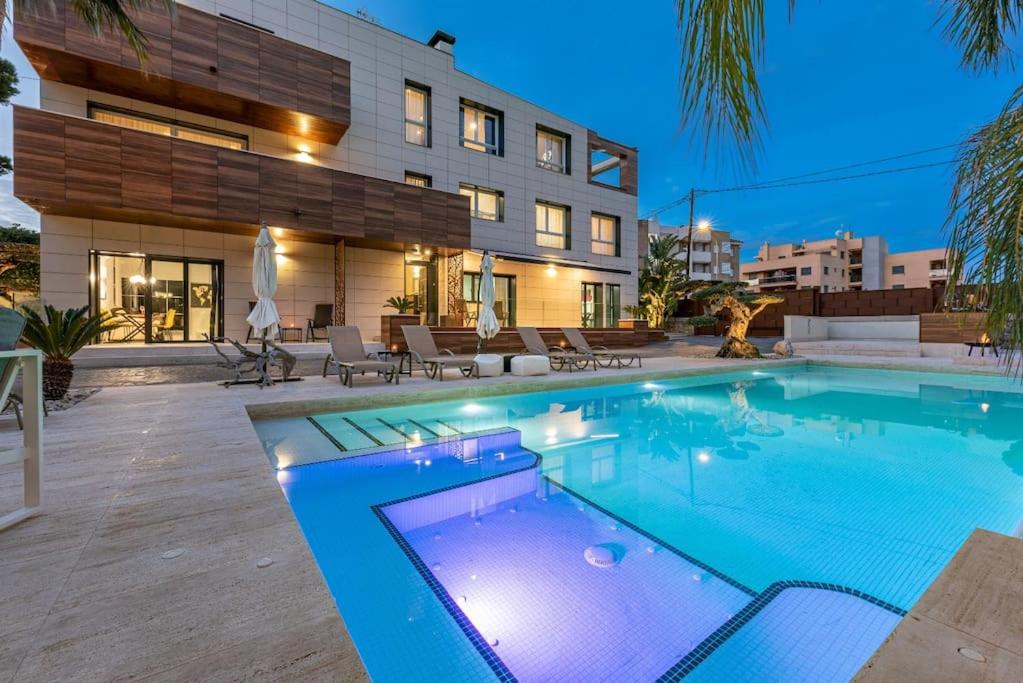 Luxury Casa con piscina, wifi, 150m dal mare