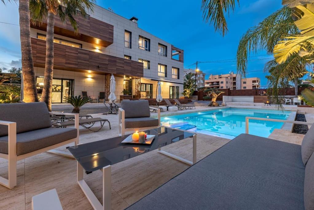 Luxury Casa con piscina, wifi, 150m dal mare