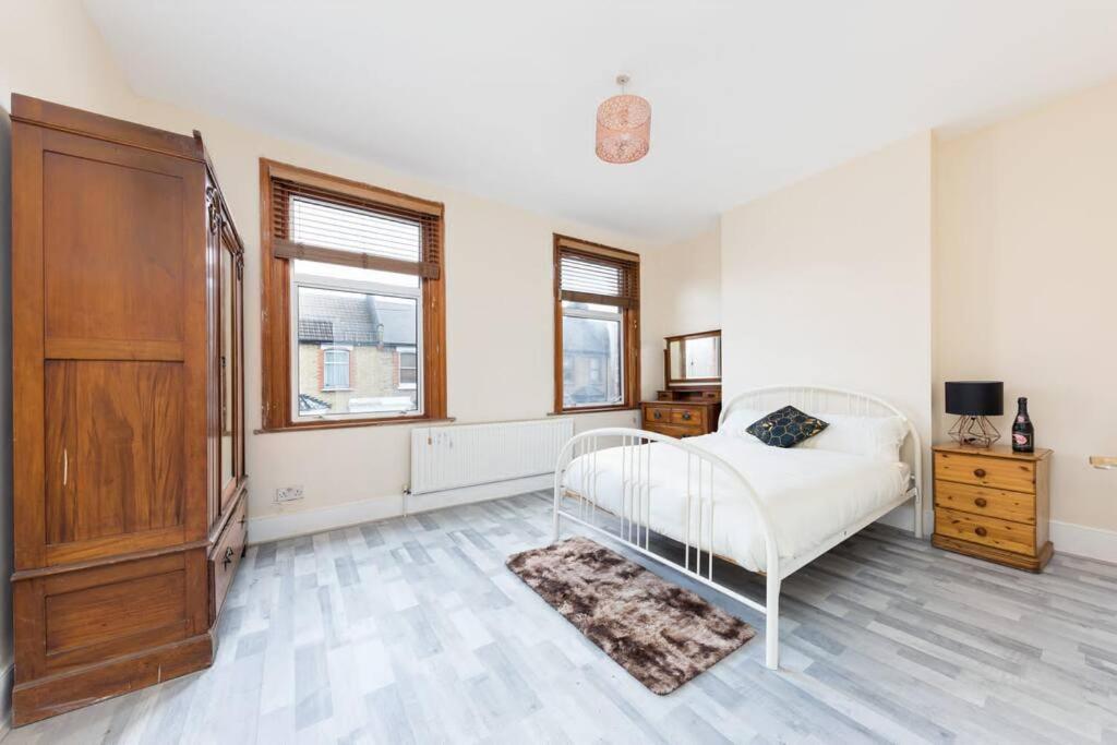 Cozy 4 bedroom home in Hackney, London