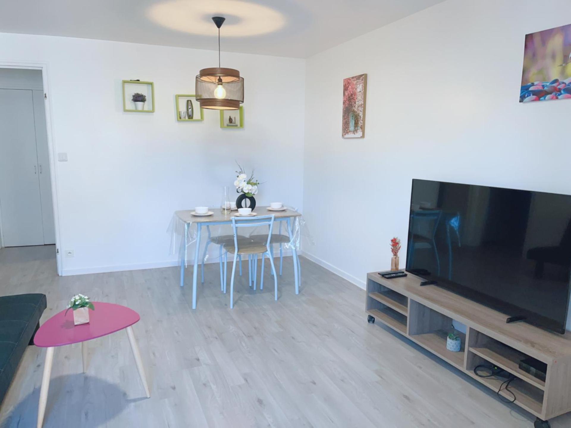 Apt 67m2 hyper centre: 2 chambres, cuisine TV wifi
