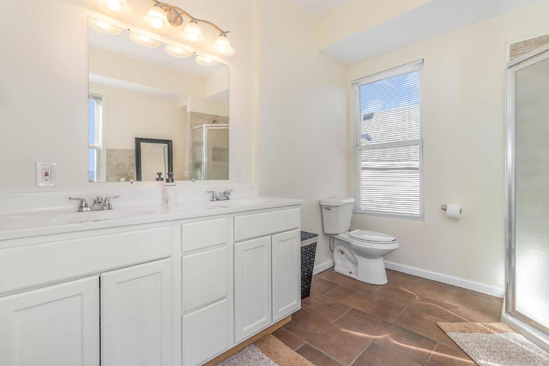 Downtown Views-Prime Location!