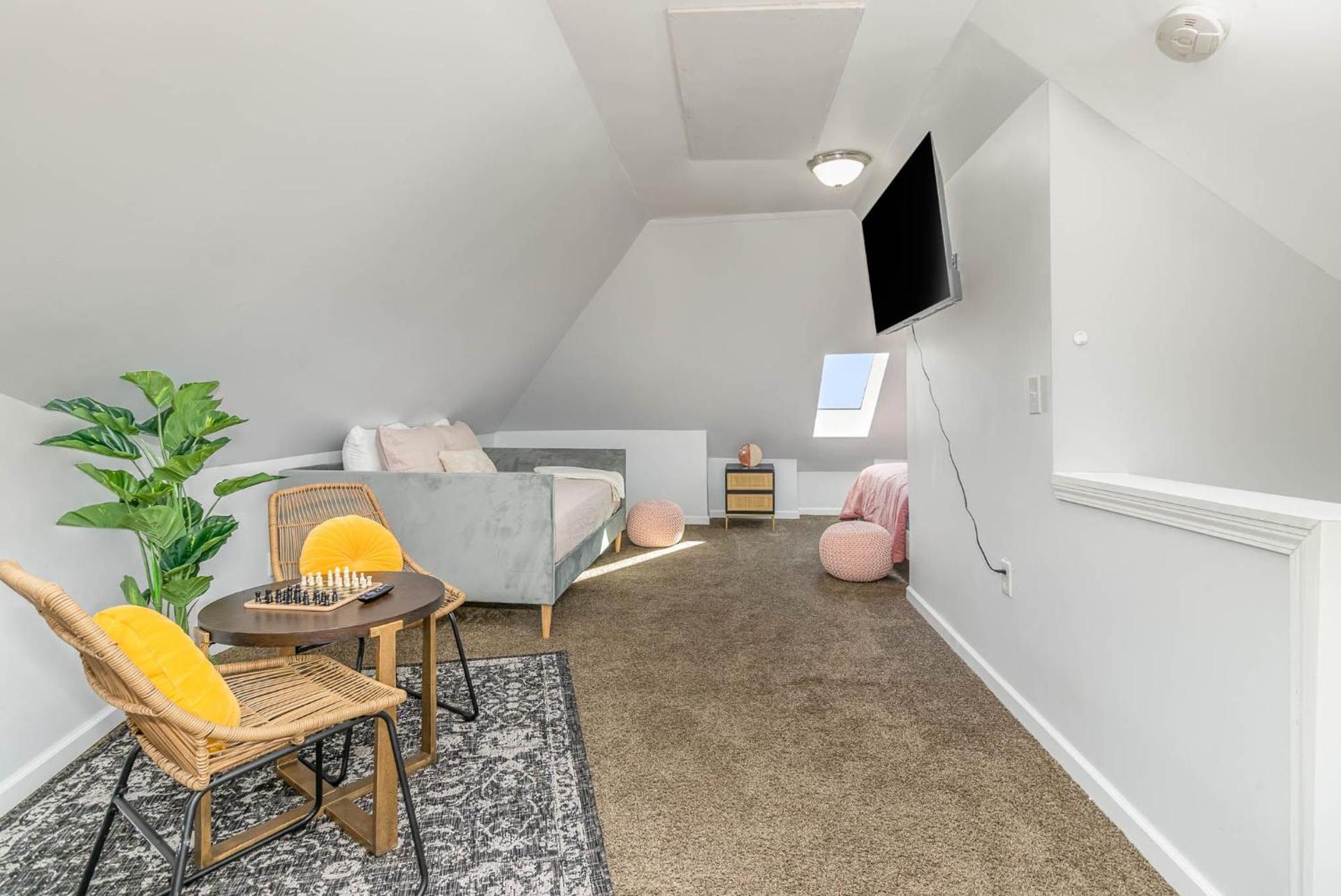 Downtown Views-Prime Location!