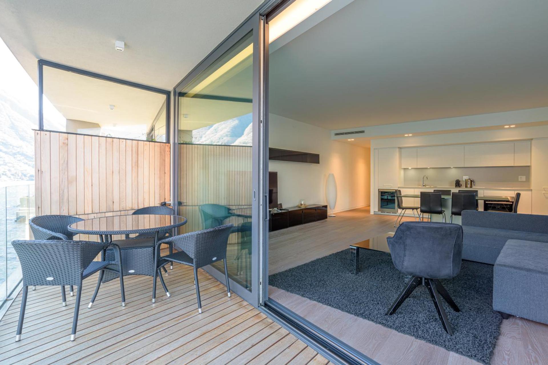 [Lakefront Apartment] Private Parking and Pool