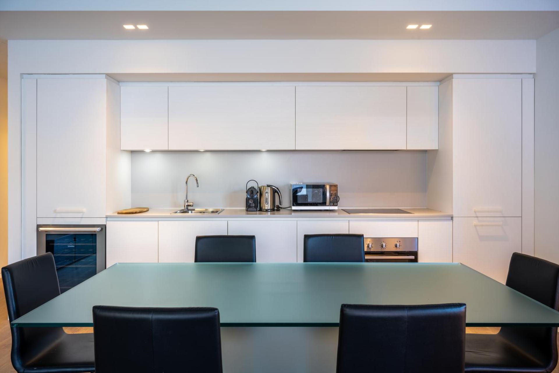 [Lakefront Apartment] Private Parking and Pool