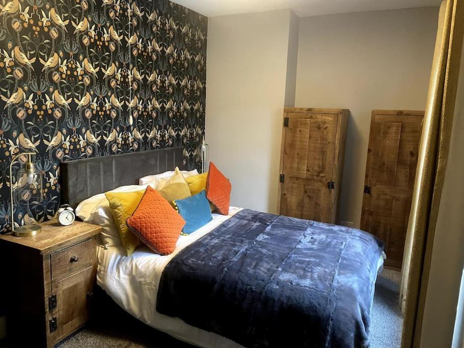 Sun Street Cottage - with log burner, jet bath and Summerhouse