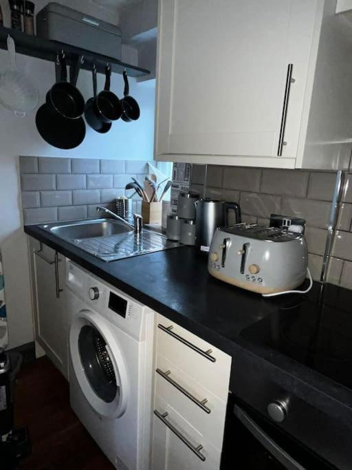 Sun Street Cottage - with log burner, jet bath and Summerhouse