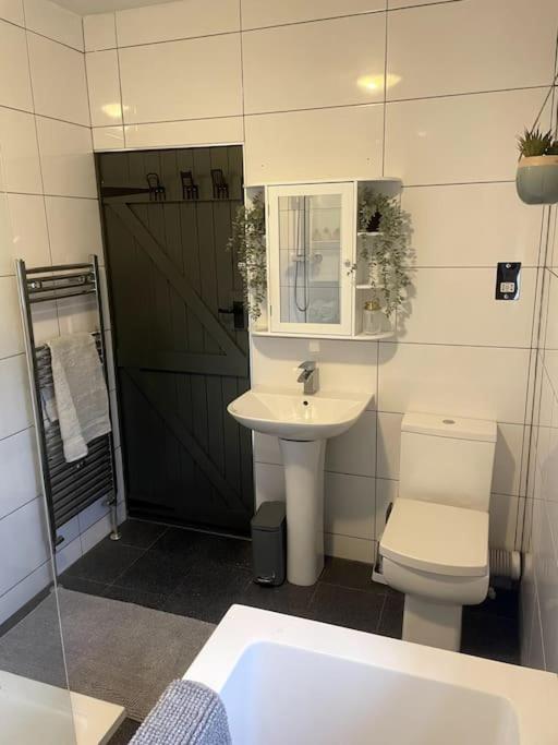 Sun Street Cottage - with log burner, jet bath and Summerhouse