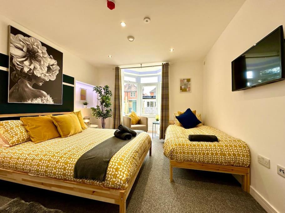 Massive New 8 bedroom House Sleeps up to 21 - Accepts Groups - Great Location - FREE Parking - Fast WiFi - Smart TVs - sleeps up to 21 people - Close to Bournemouth & Poole Town Centre & Sandbanks