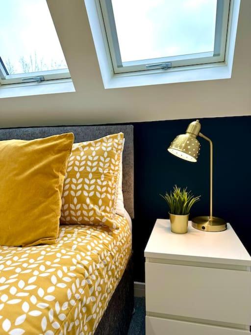 Massive New 8 bedroom House Sleeps up to 21 - Accepts Groups - Great Location - FREE Parking - Fast WiFi - Smart TVs - sleeps up to 21 people - Close to Bournemouth & Poole Town Centre & Sandbanks