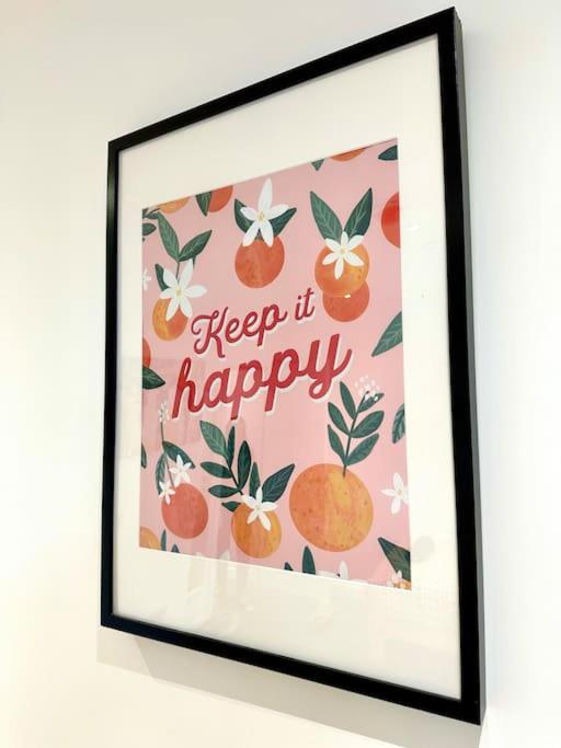 Massive New 8 bedroom House Sleeps up to 21 - Accepts Groups - Great Location - FREE Parking - Fast WiFi - Smart TVs - sleeps up to 21 people - Close to Bournemouth & Poole Town Centre & Sandbanks