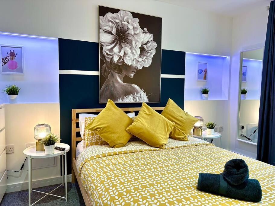 Massive New 8 bedroom House Sleeps up to 21 - Accepts Groups - Great Location - FREE Parking - Fast WiFi - Smart TVs - sleeps up to 21 people - Close to Bournemouth & Poole Town Centre & Sandbanks