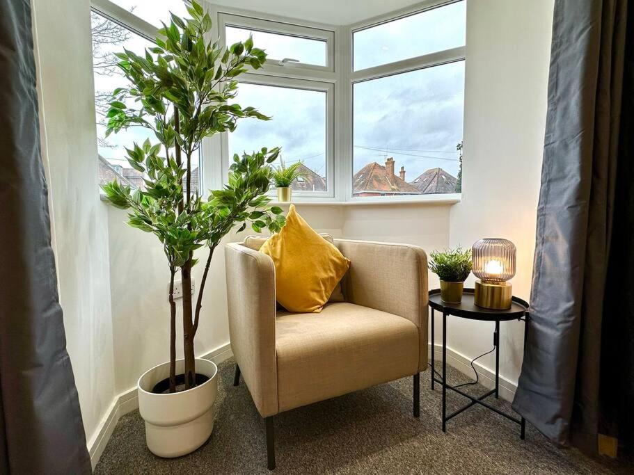 Massive New 8 bedroom House Sleeps up to 21 - Accepts Groups - Great Location - FREE Parking - Fast WiFi - Smart TVs - sleeps up to 21 people - Close to Bournemouth & Poole Town Centre & Sandbanks