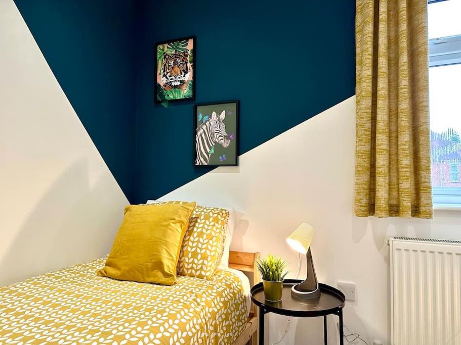 Massive New 8 bedroom House Sleeps up to 21 - Accepts Groups - Great Location - FREE Parking - Fast WiFi - Smart TVs - sleeps up to 21 people - Close to Bournemouth & Poole Town Centre & Sandbanks