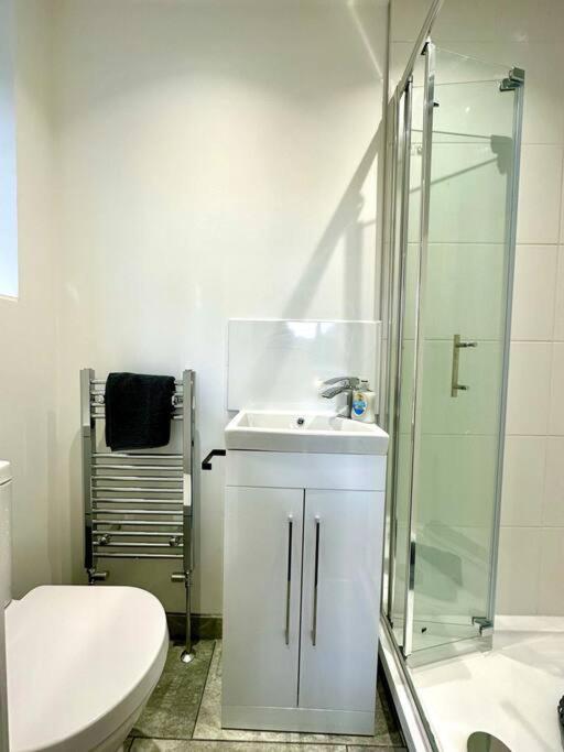 Massive New 8 bedroom House Sleeps up to 21 - Accepts Groups - Great Location - FREE Parking - Fast WiFi - Smart TVs - sleeps up to 21 people - Close to Bournemouth & Poole Town Centre & Sandbanks