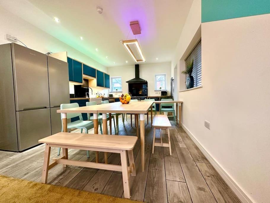 Massive New 8 bedroom House Sleeps up to 21 - Accepts Groups - Great Location - FREE Parking - Fast WiFi - Smart TVs - sleeps up to 21 people - Close to Bournemouth & Poole Town Centre & Sandbanks