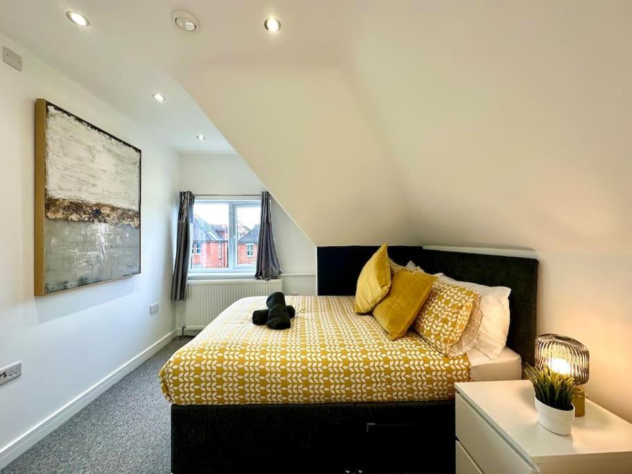 Massive New 8 bedroom House Sleeps up to 21 - Accepts Groups - Great Location - FREE Parking - Fast WiFi - Smart TVs - sleeps up to 21 people - Close to Bournemouth & Poole Town Centre & Sandbanks