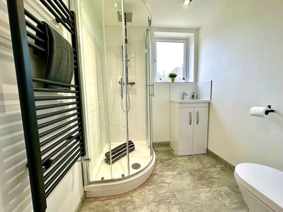 Massive New 8 bedroom House Sleeps up to 21 - Accepts Groups - Great Location - FREE Parking - Fast WiFi - Smart TVs - sleeps up to 21 people - Close to Bournemouth & Poole Town Centre & Sandbanks