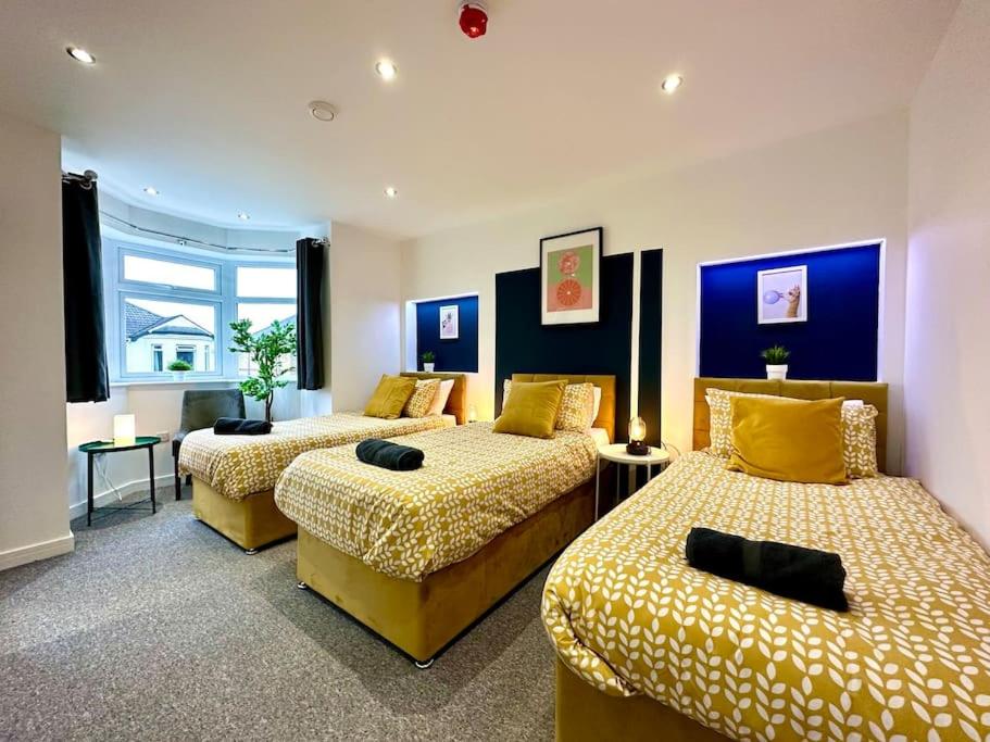 Massive New 8 bedroom House Sleeps up to 21 - Accepts Groups - Great Location - FREE Parking - Fast WiFi - Smart TVs - sleeps up to 21 people - Close to Bournemouth & Poole Town Centre & Sandbanks