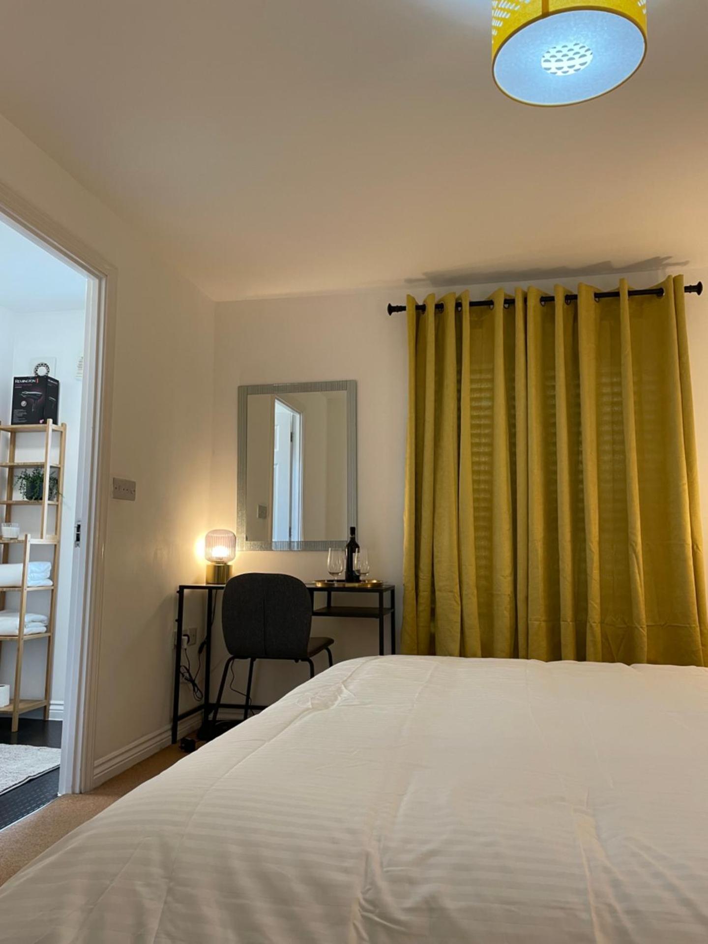 Luxury 4 Large Bedrooms Thurrock Grays 3 bathrooms 1 en suite Netflix Free Parking