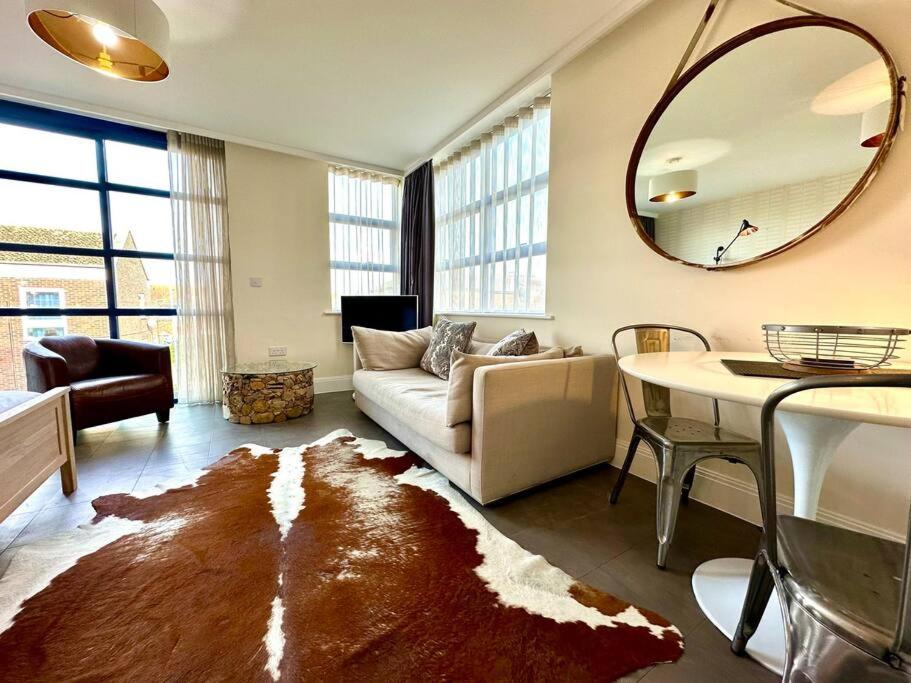 Beautiful Couples Retreat - FREE Parking & WiFi - 1 Minute walk to Poole Quay - Great Location - Free Parking - Fast WiFi - Smart TV - Newly decorated - sleeps up to 2! Close to Poole & Bournemouth & Sandbanks