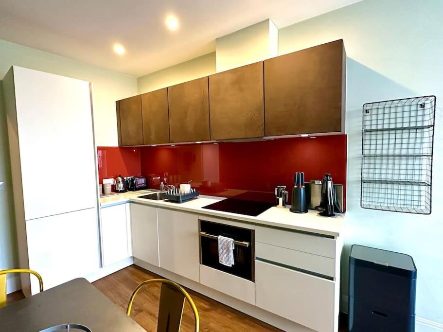 Amazing Modern Apartment - Free Secure Parking! - 1 Minute walk to Poole Quay - Great Location - Free Parking - Fast WiFi - Smart TV - Newly decorated - sleeps up to 2! Close to Poole & Bournemouth & Sandbanks