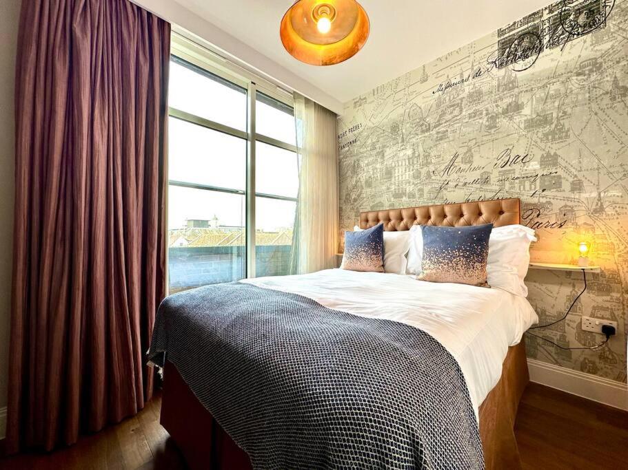 Amazing Modern Apartment - Free Secure Parking! - 1 Minute walk to Poole Quay - Great Location - Free Parking - Fast WiFi - Smart TV - Newly decorated - sleeps up to 2! Close to Poole & Bournemouth & Sandbanks