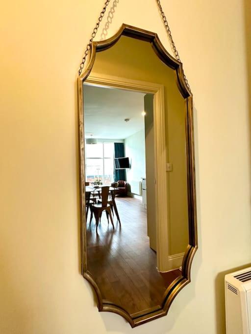 Amazing Modern Apartment - Free Secure Parking! - 1 Minute walk to Poole Quay - Great Location - Free Parking - Fast WiFi - Smart TV - Newly decorated - sleeps up to 2! Close to Poole & Bournemouth & Sandbanks