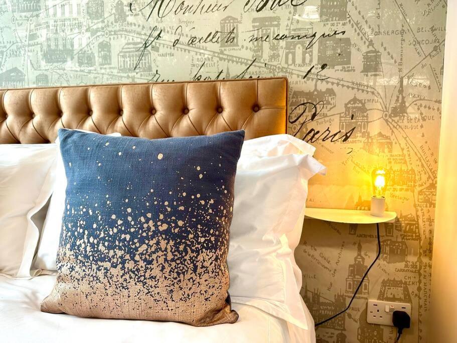 Amazing Modern Apartment - Free Secure Parking! - 1 Minute walk to Poole Quay - Great Location - Free Parking - Fast WiFi - Smart TV - Newly decorated - sleeps up to 2! Close to Poole & Bournemouth & Sandbanks