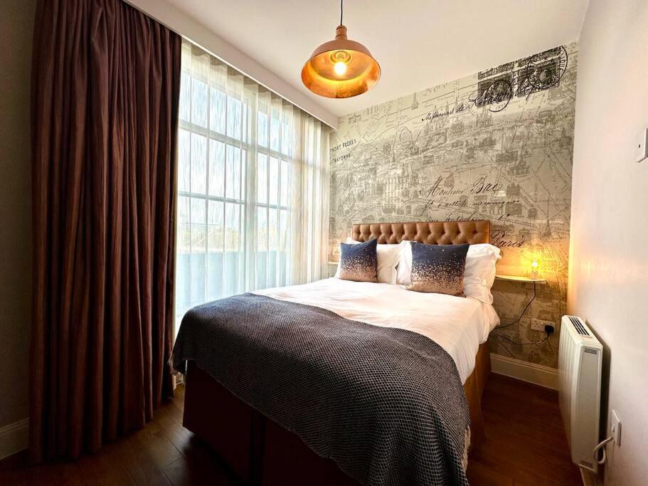 Amazing Modern Apartment - Free Secure Parking! - 1 Minute walk to Poole Quay - Great Location - Free Parking - Fast WiFi - Smart TV - Newly decorated - sleeps up to 2! Close to Poole & Bournemouth & Sandbanks