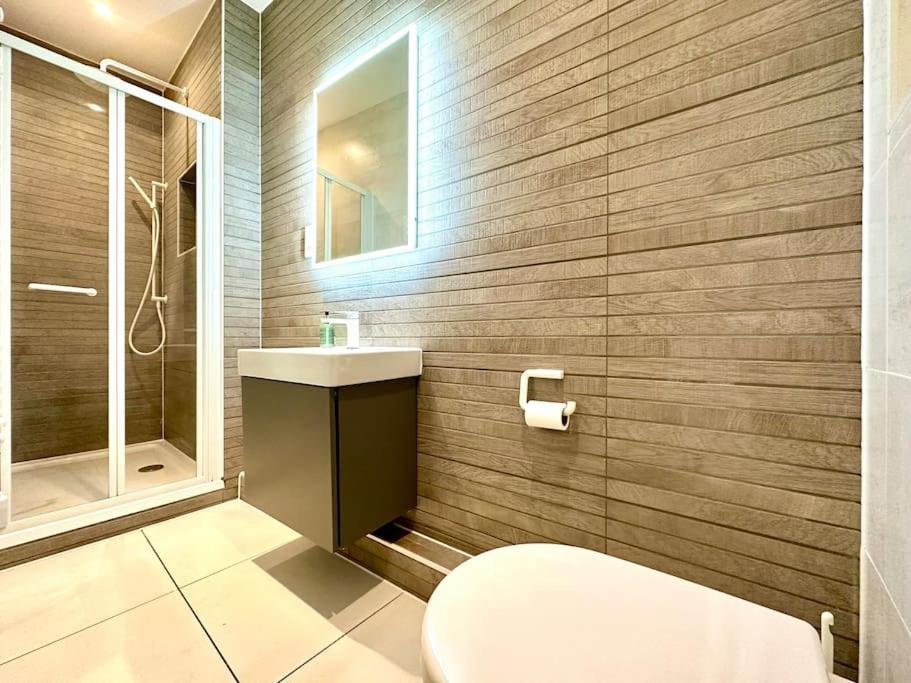 Amazing Modern Apartment - Free Secure Parking! - 1 Minute walk to Poole Quay - Great Location - Free Parking - Fast WiFi - Smart TV - Newly decorated - sleeps up to 2! Close to Poole & Bournemouth & Sandbanks