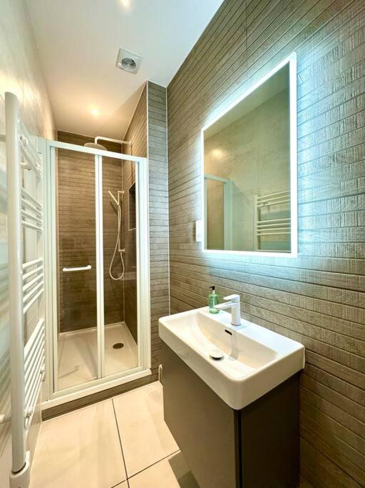 Amazing Modern Apartment - Free Secure Parking! - 1 Minute walk to Poole Quay - Great Location - Free Parking - Fast WiFi - Smart TV - Newly decorated - sleeps up to 2! Close to Poole & Bournemouth & Sandbanks