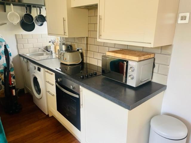 Sun Street Cottage - with log burner, jet bath and Summerhouse