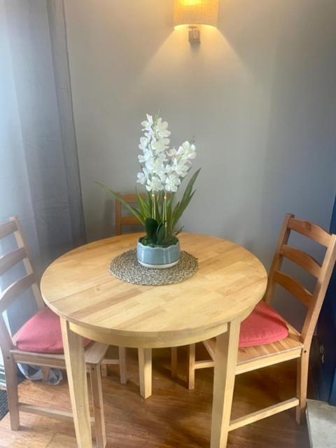 Sun Street Cottage - with log burner, jet bath and Summerhouse