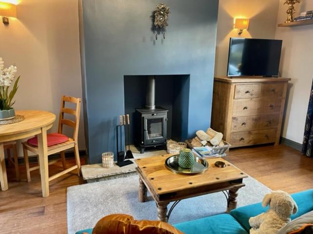 Sun Street Cottage - with log burner, jet bath and Summerhouse