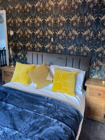 Sun Street Cottage - with log burner, jet bath and Summerhouse