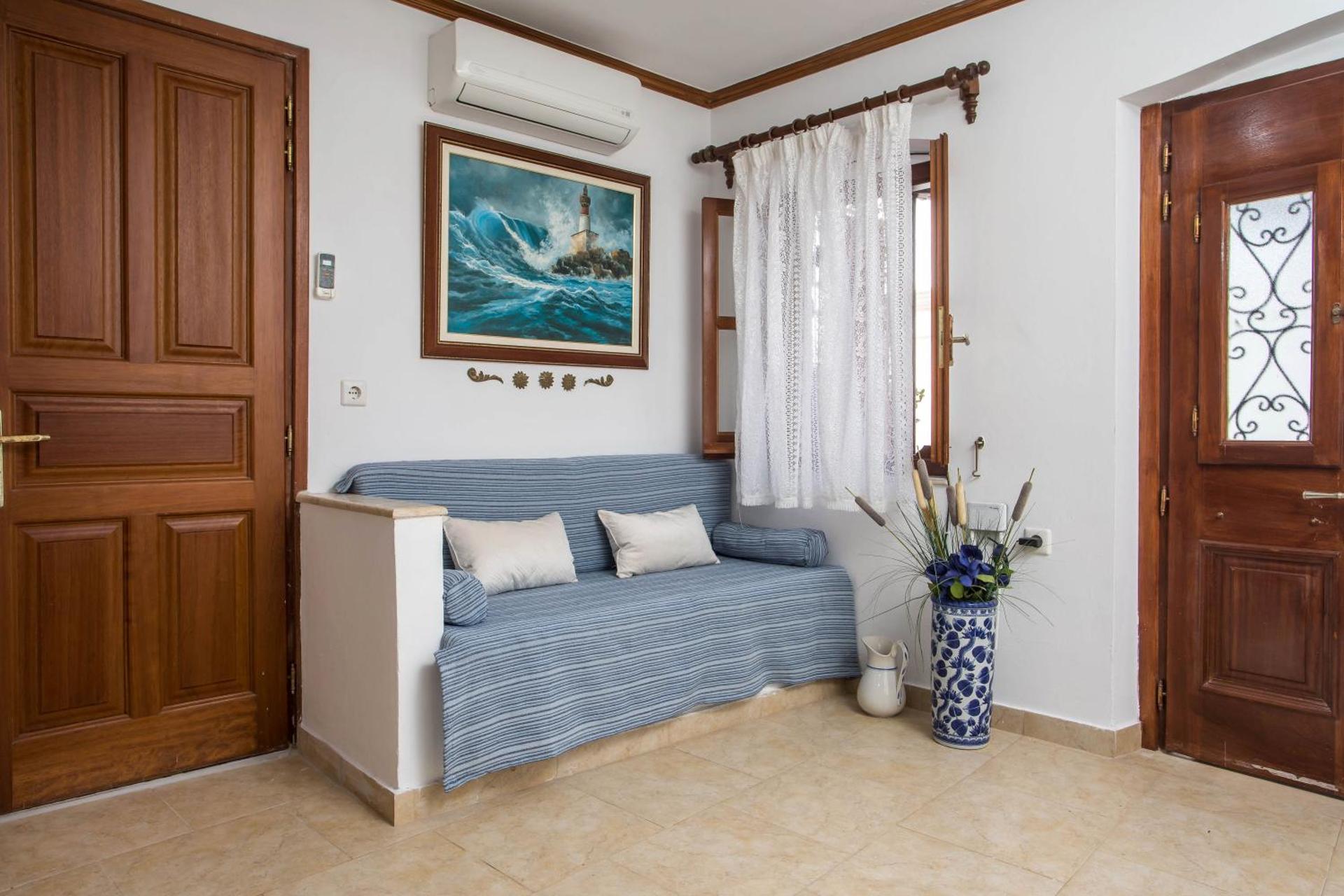 Anna's House Traditional