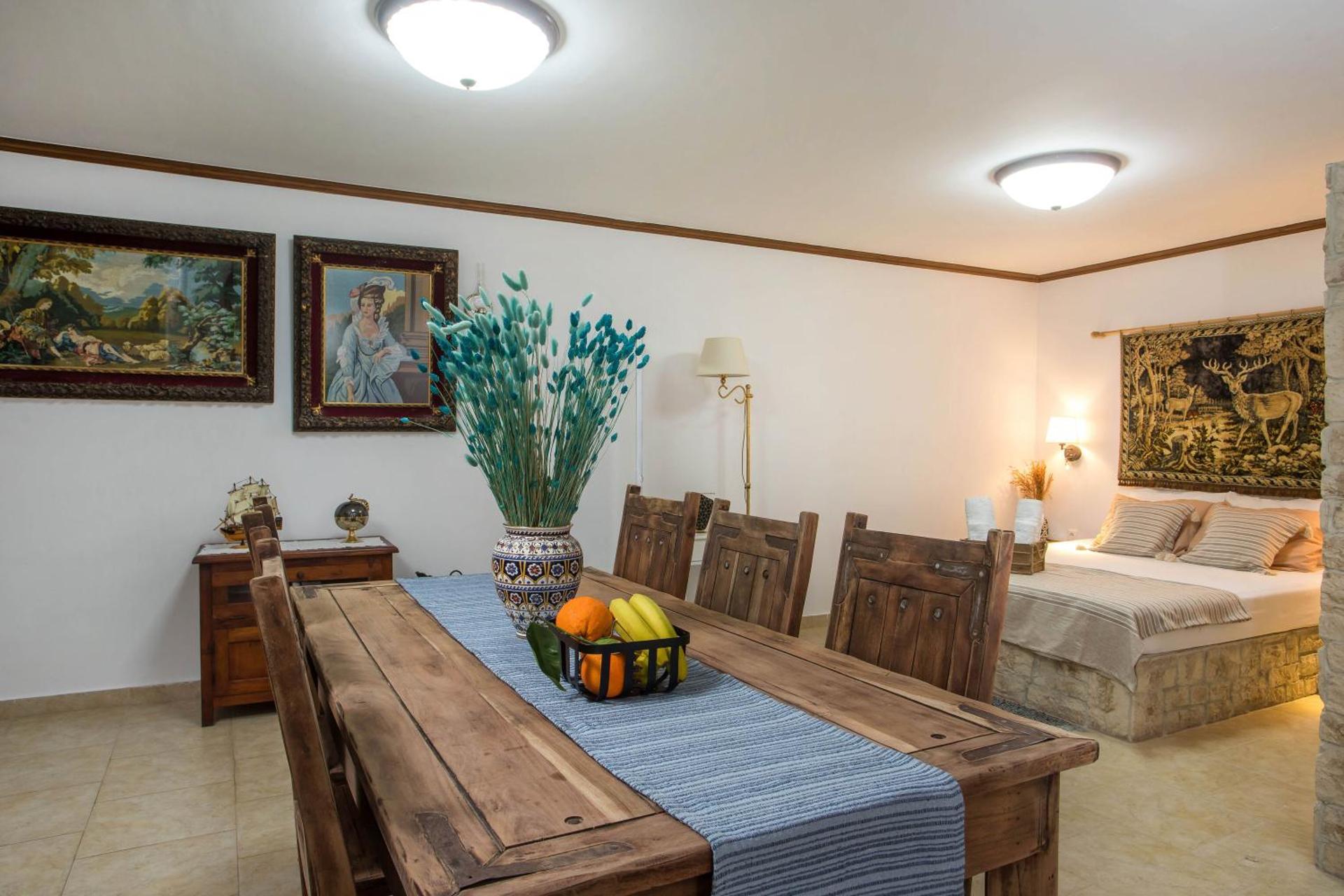 Anna's House Traditional