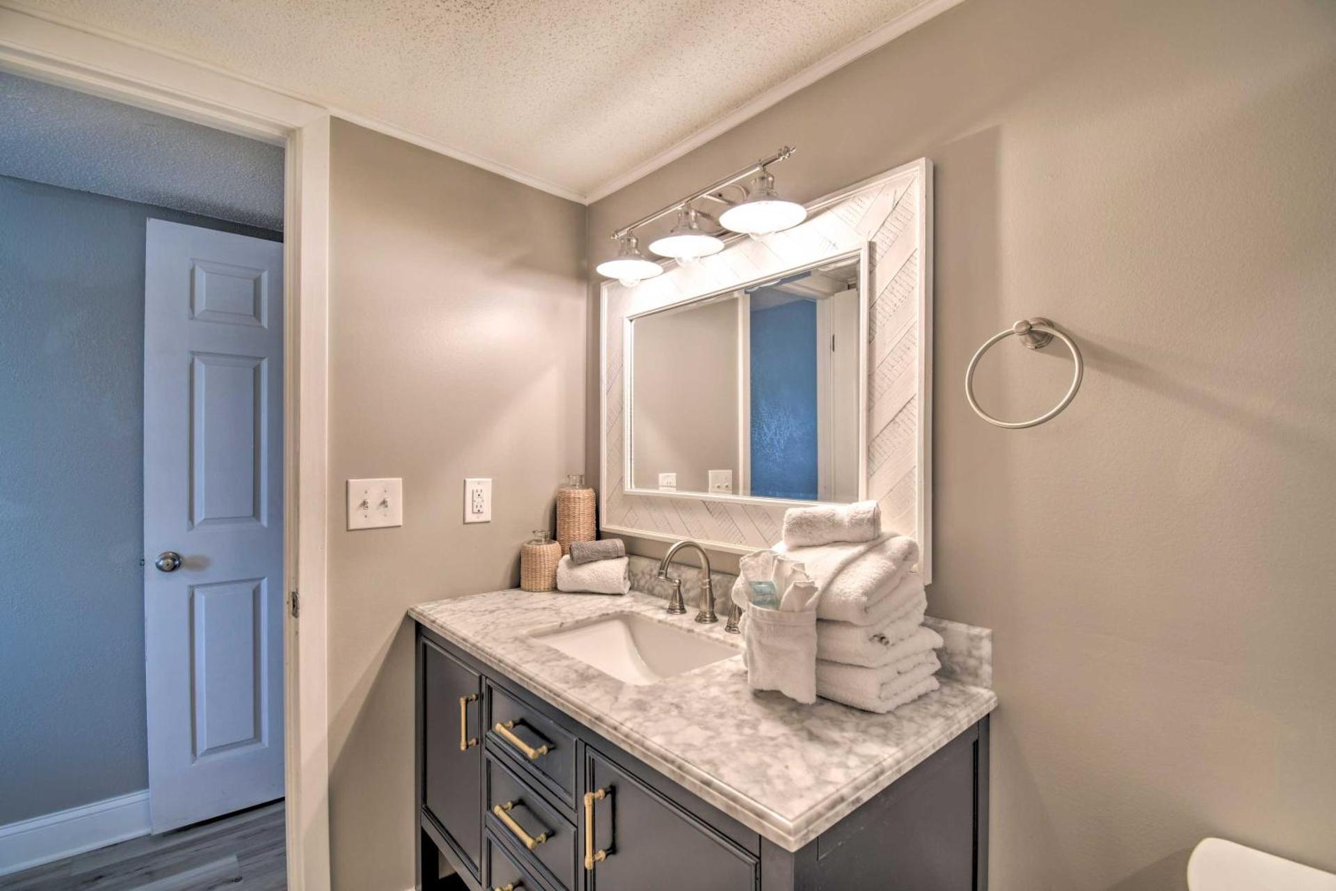 Bright Gulf Shores Beachfront Condo with Pool Access