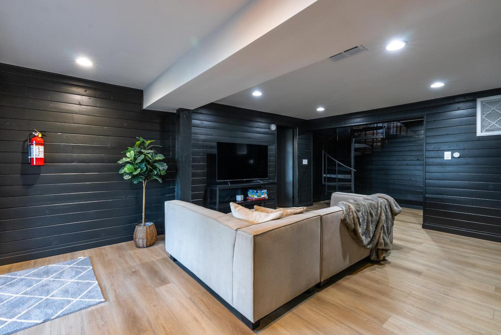 Updated Mountain Cabin Retreat with 180 views off Deck and Balcony