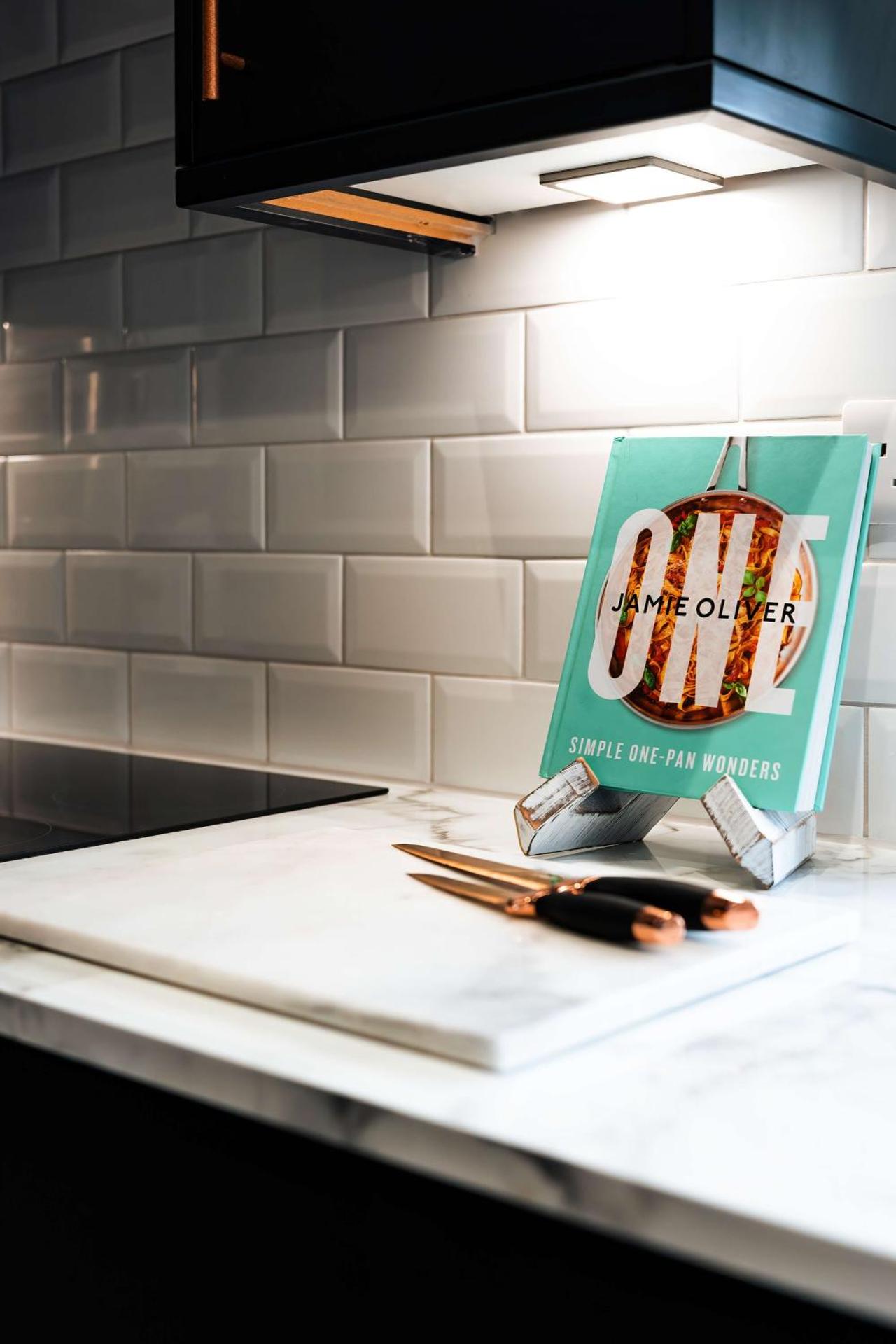 Luxury Renovated Bungalow with wheel chair access, Hot Tub and Fire Pit