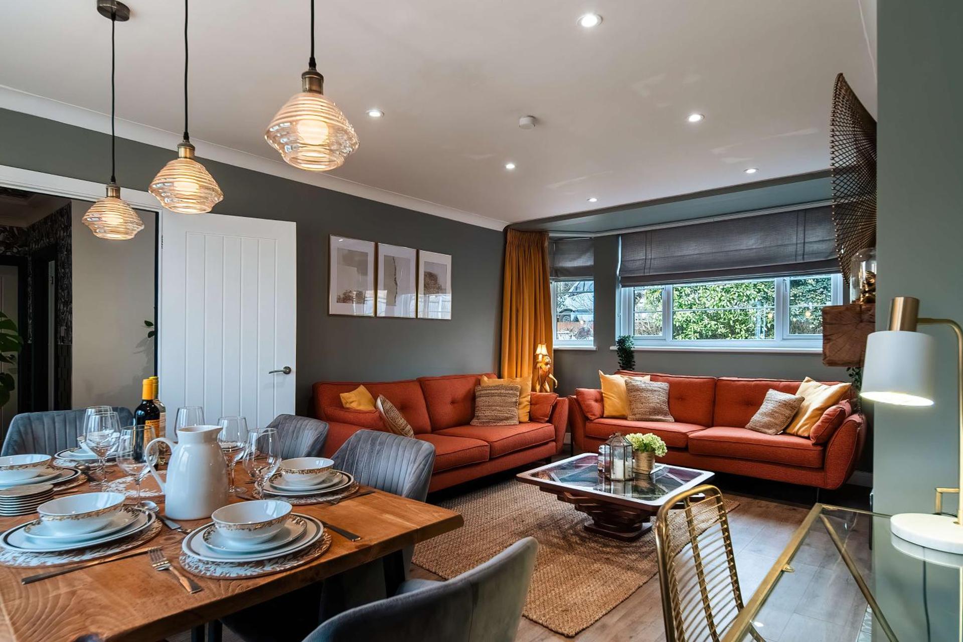 Luxury Renovated Bungalow with wheel chair access, Hot Tub and Fire Pit