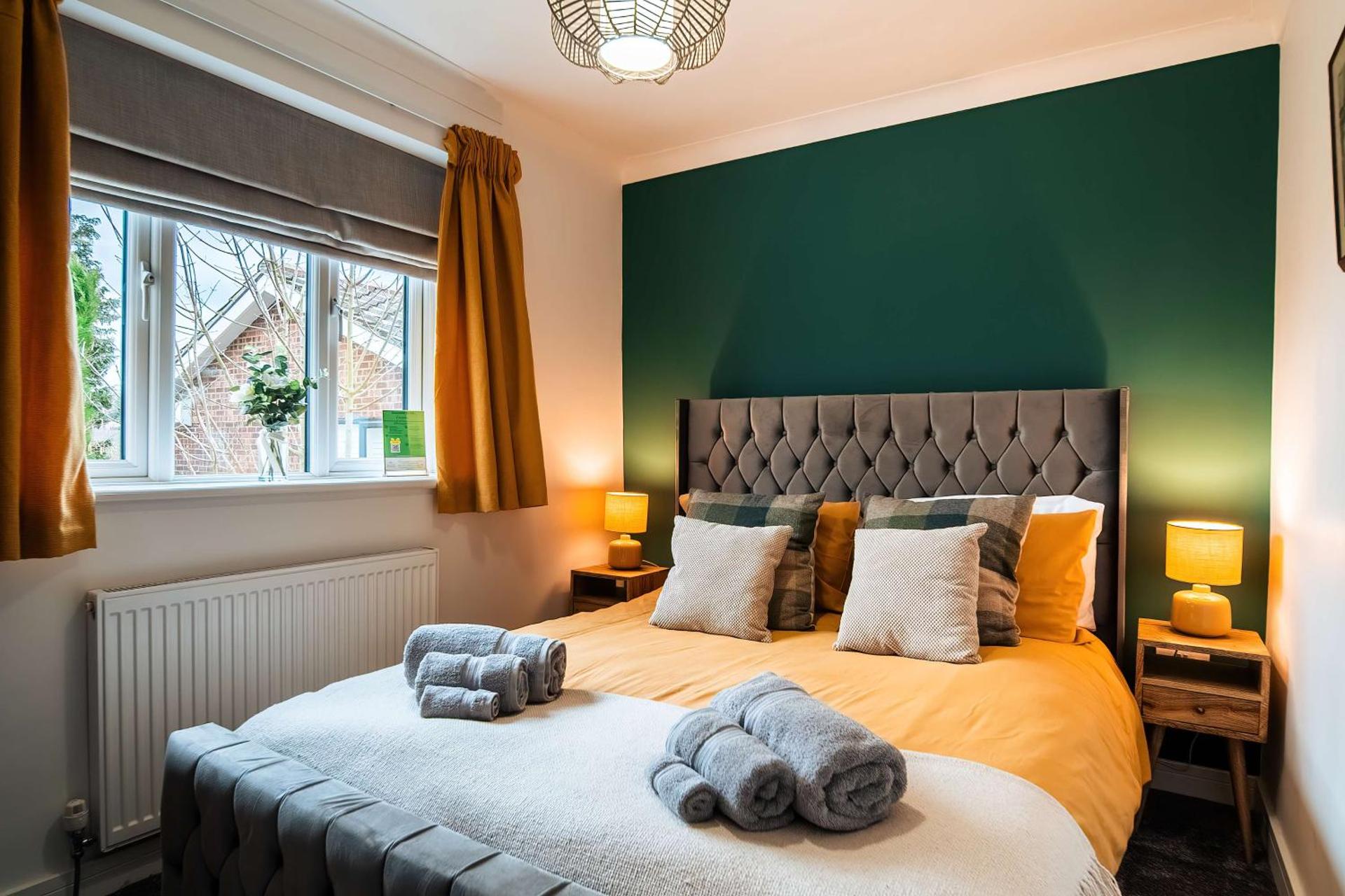 Luxury Renovated Bungalow with wheel chair access, Hot Tub and Fire Pit