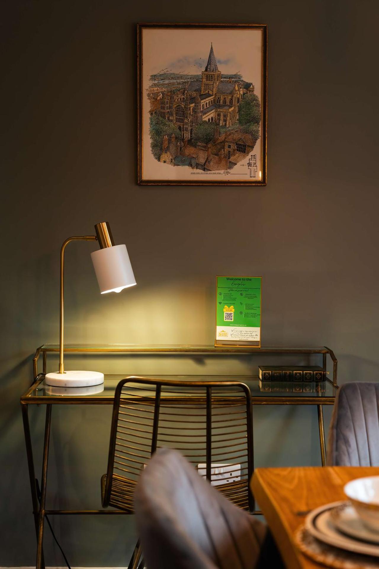 Luxury Renovated Bungalow with wheel chair access, Hot Tub and Fire Pit