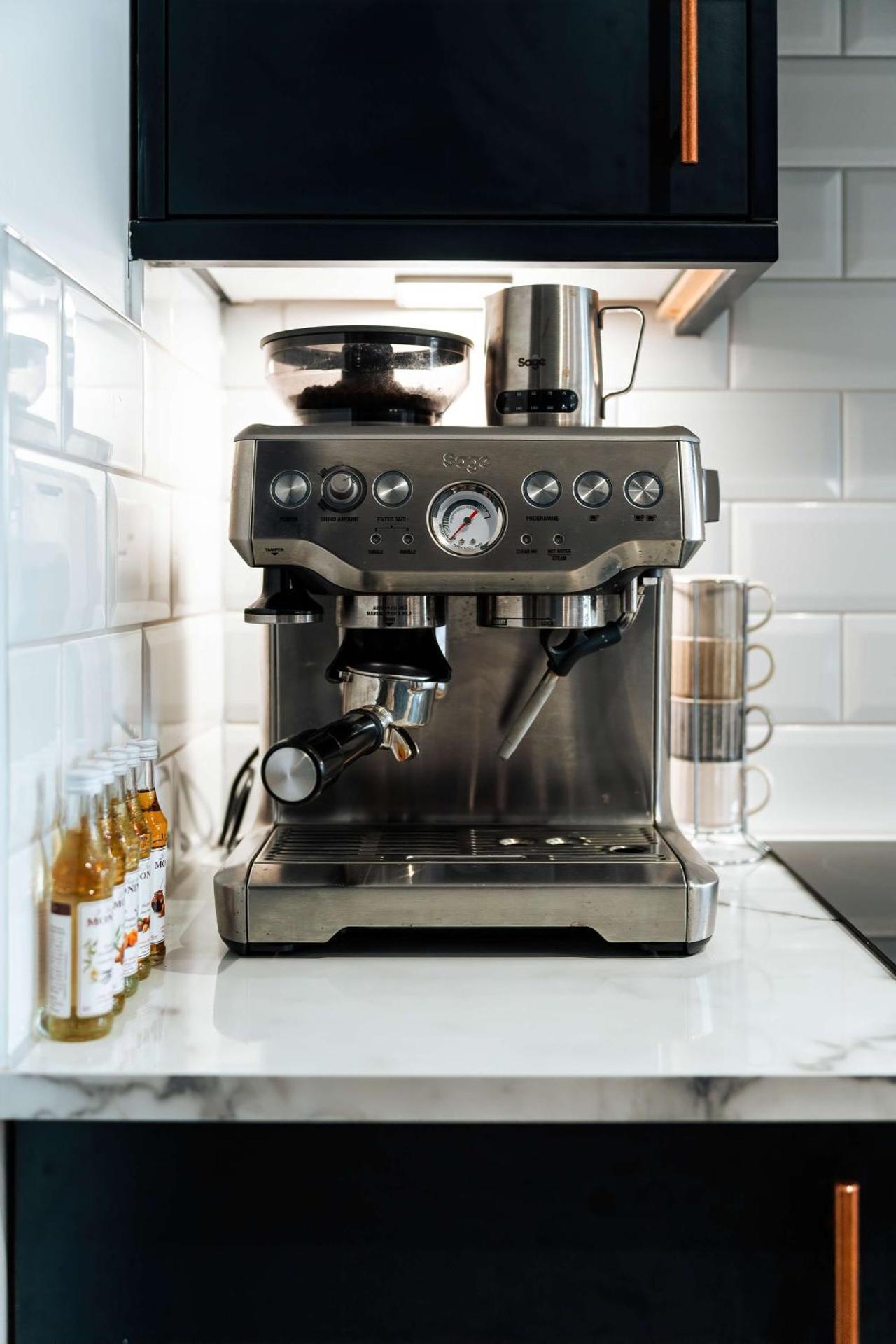 Luxury Renovated Bungalow with wheel chair access, Hot Tub and Fire Pit